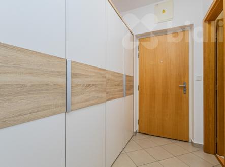 Prodej bytu 2+kk, 67m2, balkon, šatna, garážové stání, cihla