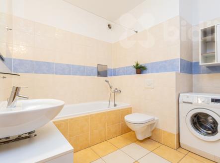 Prodej bytu 2+kk, 67m2, balkon, šatna, garážové stání, cihla