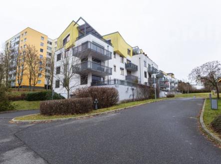 Prodej bytu 2+kk, 67m2, balkon, šatna, garážové stání, cihla