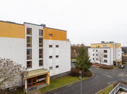 Prodej bytu 2+kk, 67m2, balkon, šatna, garážové stání, cihla