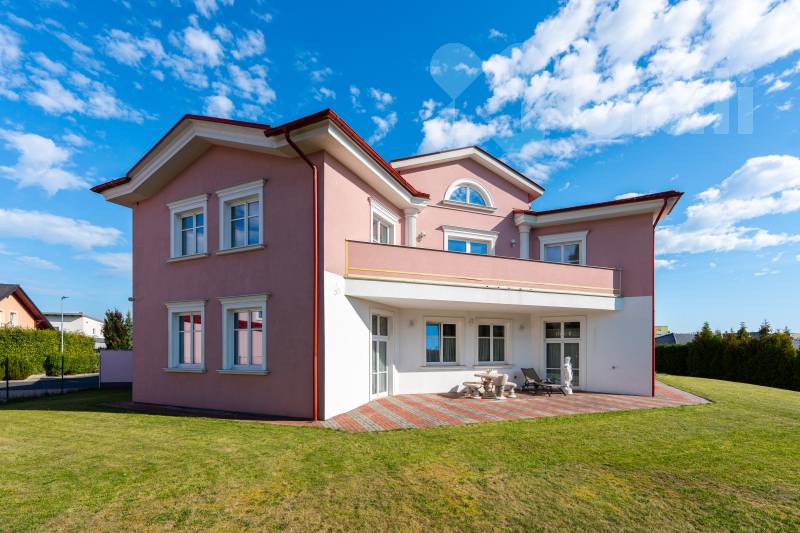 Exkluzivní nemovitost pro sídlo firmy či kliniku - soukromí, prostor a prestiž