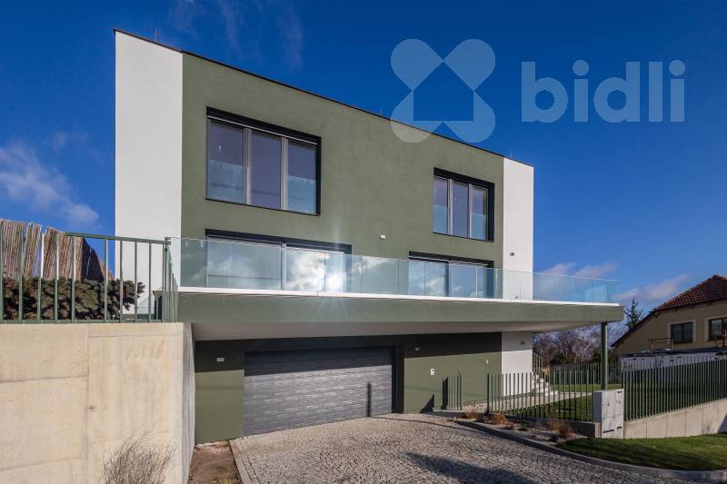 Luxusní rodinný dům s výtahem, garáží a špičkovou technologií, Sedlec u Líbeznic