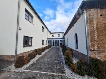 Pronájem kanceláře, 876 m²