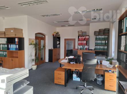 Pronájem komerčního objektu, administrativní budova, 876 m²