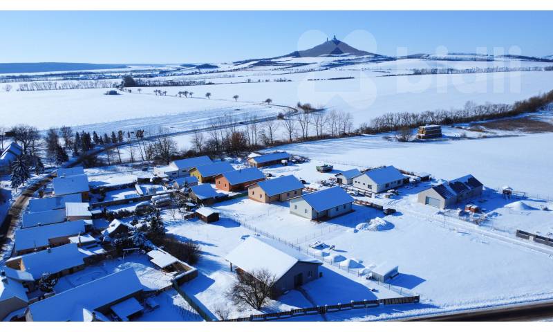 Dronový záběr na dům a okolí