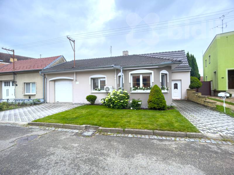 Prodej mimořádného RD 5+1 a dva samostatné apartmány i vinný sklep, pozemek 1 057 m2, Velké Bílovice