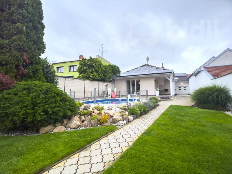 Prodej mimořádného RD 5+1 a dva samostatné apartmány i vinný sklep, pozemek 1 057 m2, Velké Bílovice