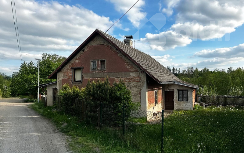 Prodej rodinného domu před rekonstrukcí s velkým potenciálem v obci Makolusky.