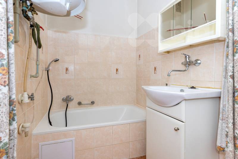 Prodej domu 4+1 se zahradou, Třebeš