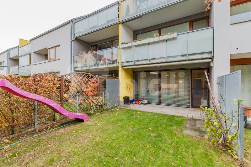 Pronájem bytu 2kk, 60,7 m2 s předzahrádkou 50 m2 a garážovým stáním