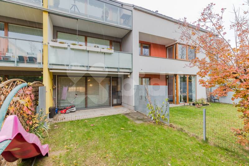 Pronájem bytu 2kk, 60,7 m2 s předzahrádkou 50 m2 a garážovým stáním