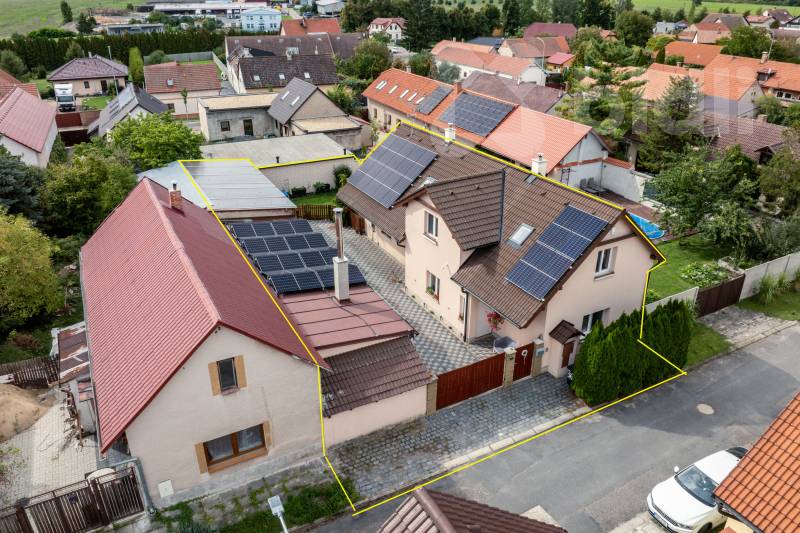 Energeticky soběstačný RD, 15 min. od Prahy, s náklady 4000 Kč/měs. s možností druhé bytové jednotky
