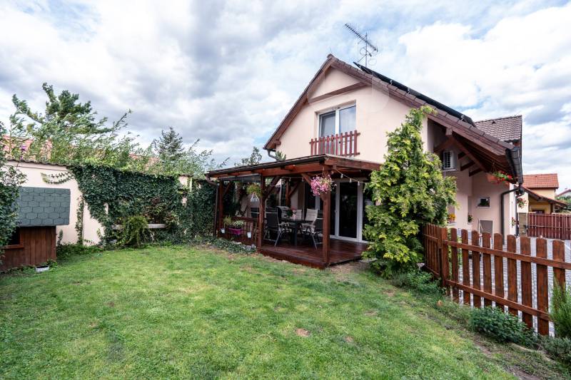 Energeticky soběstačný RD, 15 min. od Prahy, s náklady 4000 Kč/měs. s možností druhé bytové jednotky