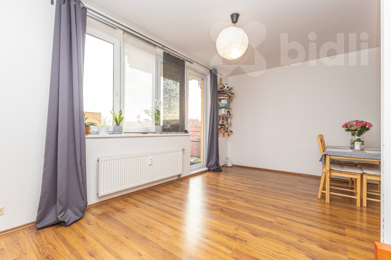 Světlý byt 1+kk s balkonem v Troji, ostraha v domě a rezidentní parkování