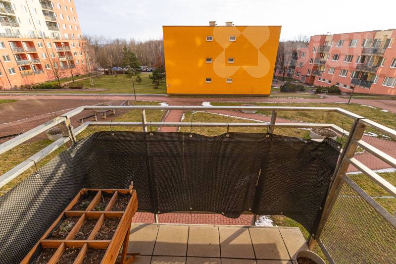 Světlý byt 1+kk s balkonem v Troji, ostraha v domě a rezidentní parkování