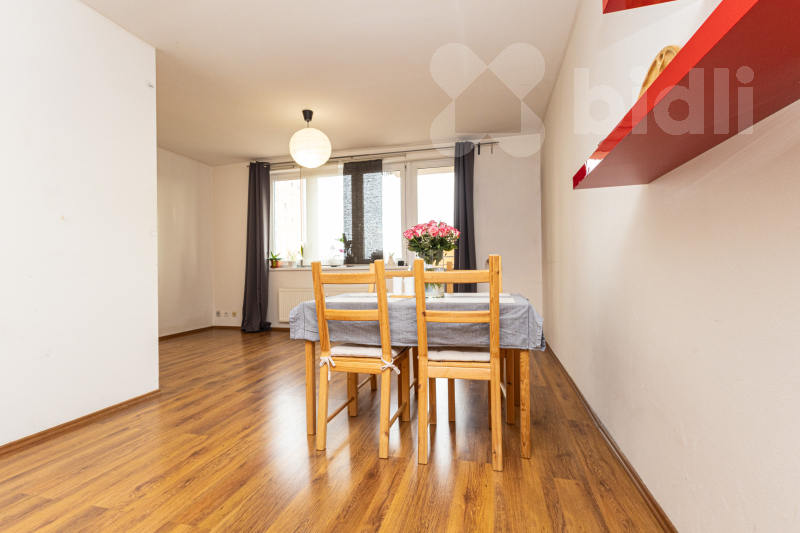 Světlý byt 1+kk s balkonem v Troji, ostraha v domě a rezidentní parkování