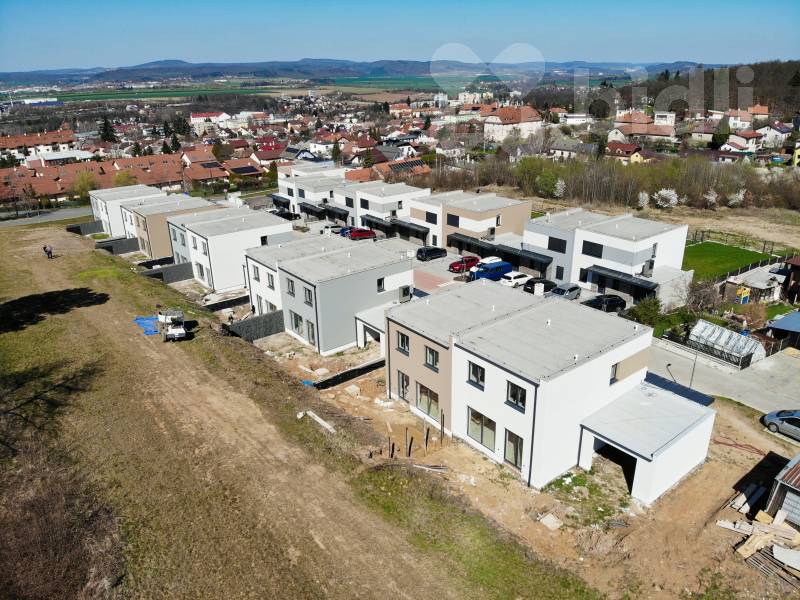 Moderní novostavba 5+kk s pozemkem 503 m2 - ideální pro rodinu, Hořovice