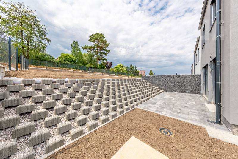 Rodinný dům 5+kk s garáží a zahradou - novostavba na pozemku 495 m2, Hořovice