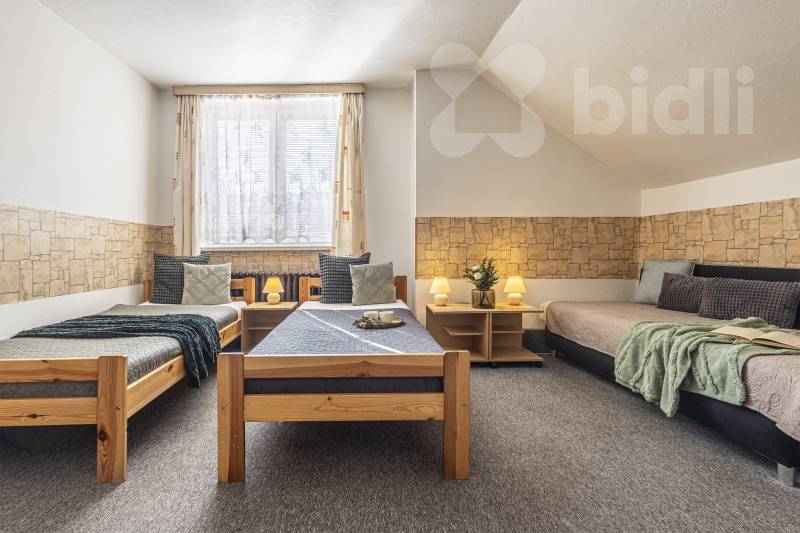 Výjimečný dům 5+kk s potenciálem 3 bytových jednotek v srdci Českého středohoří