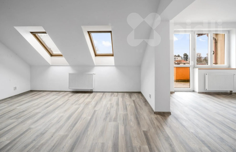 Moderní a světlý byt s balkonem může být vaším novým domovem v cihlovém domě v Dobřanech