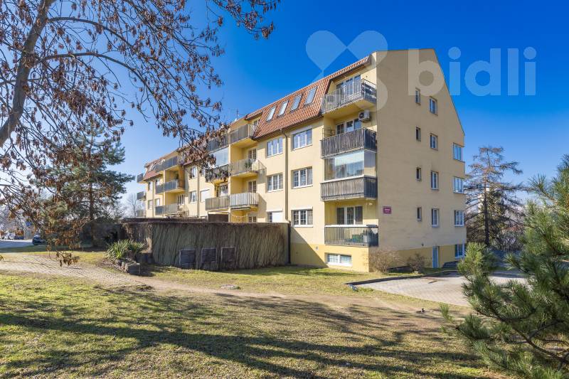 Prodej bytu 3+kk, 68,7 m2, předzahrádkou 156,2 m2, garáží a sklepem