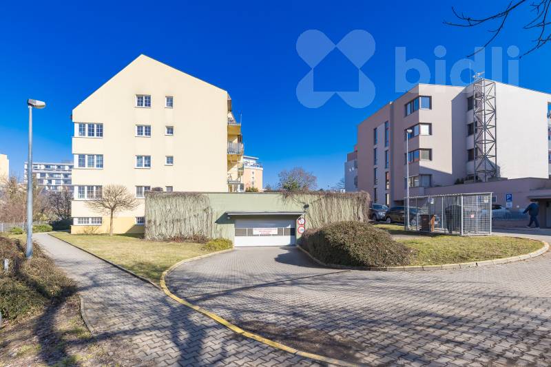 Prodej bytu 3+kk, 68,7 m2, předzahrádkou 156,2 m2, garáží a sklepem