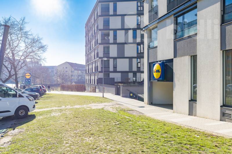 Prodej bytu 3+kk, 68,7 m2, předzahrádkou 156,2 m2, garáží a sklepem