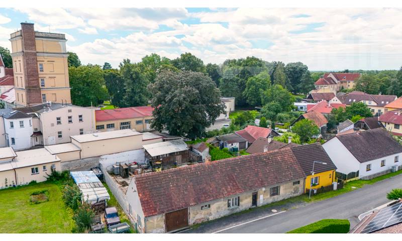 Chalupa s uzavřeným dvorem - ideální pro klidné bydlení i podnikání