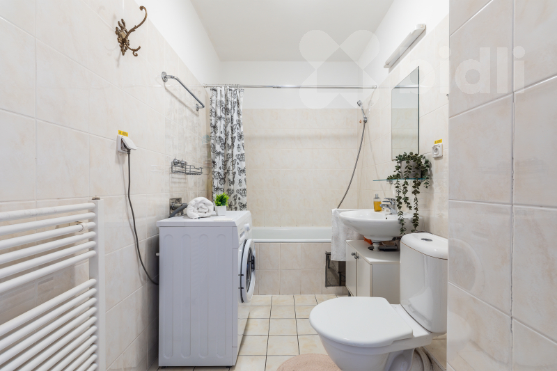 Světlá garsonka s balkonem u Hostivařského lesoparku