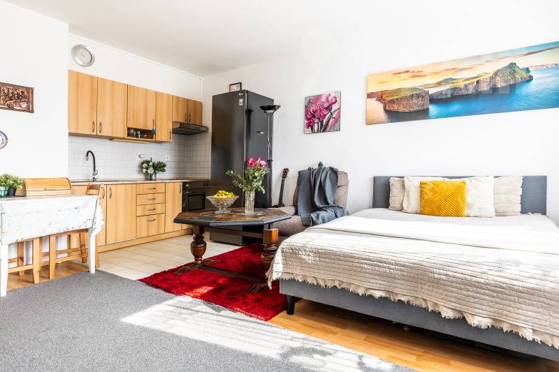 Světlá garsonka s balkonem u Hostivařského lesoparku