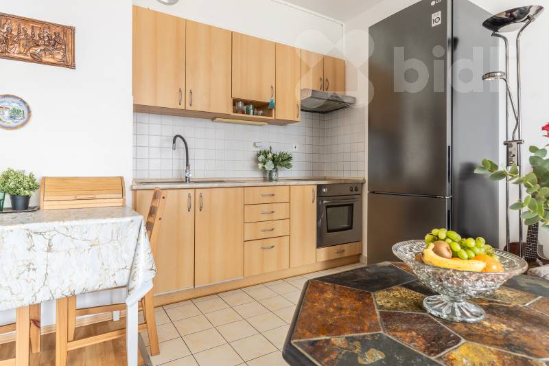 Světlá garsonka s balkonem u Hostivařského lesoparku