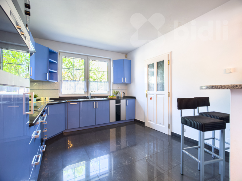 Prodej domu 353 m2, pozemek 1746 m2, K. Hynka Máchy Pečky