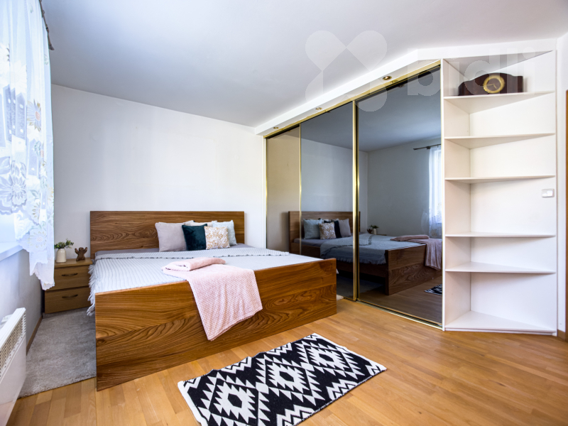 Prodej domu 353 m2, pozemek 1746 m2, K. Hynka Máchy Pečky