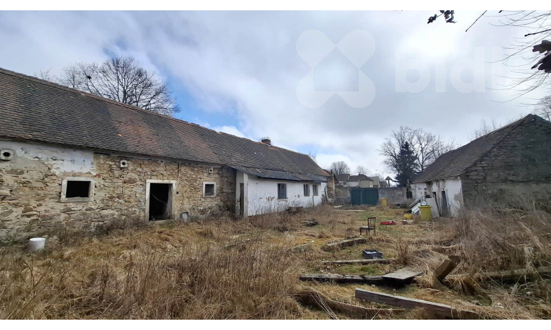 Prodej stavebního pozemku 1943m2 s objekty - Peč-Lidéřovice