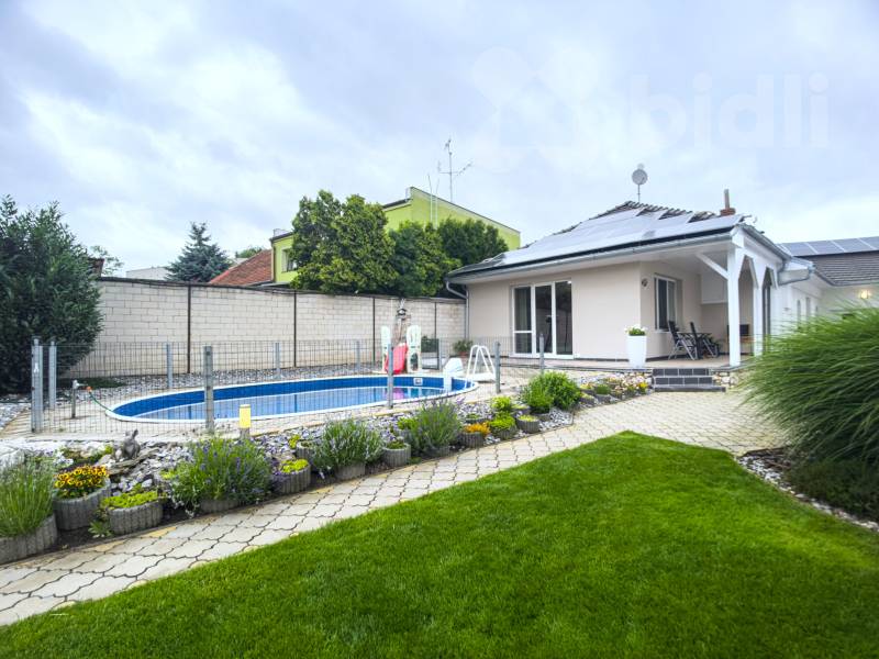 Prodej mimořádného RD 5+1 a dva samostatné apartmány i vinný sklep, pozemek 1 057 m2, Velké Bílovice