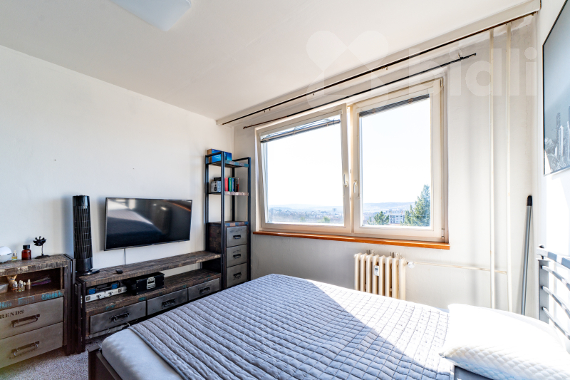 Pronájem slunného bytu 1+kk v Pirinské ulici, Praha 4 Modřany