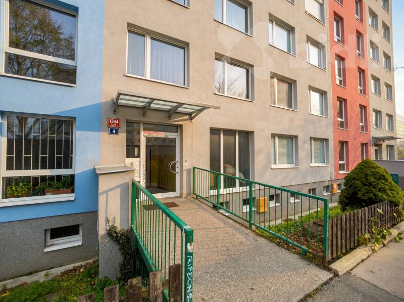 Prodej útulného bytu 3+1 s velkou lodžií - Na Chobotě, Řepy