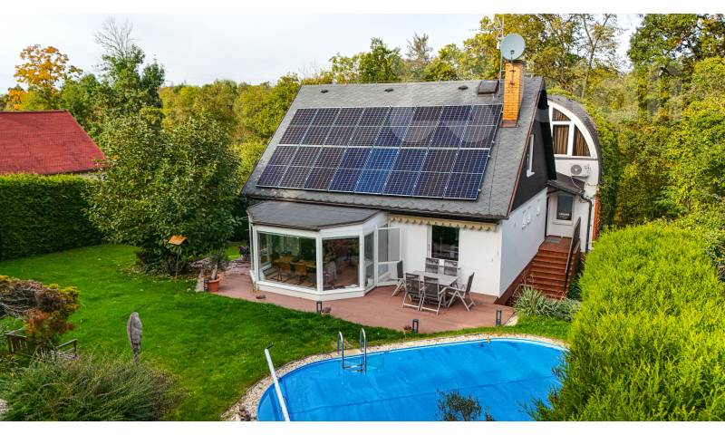 Prodej  rodinného domu 6+1 v žádané lokalitě Zvole u Prahy, plocha 210 m2, zahrada 735 m2