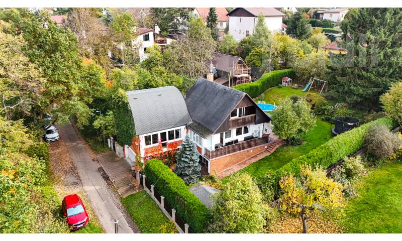 Prodej  rodinného domu 6+1 v žádané lokalitě Zvole u Prahy, plocha 210 m2, zahrada 735 m2.