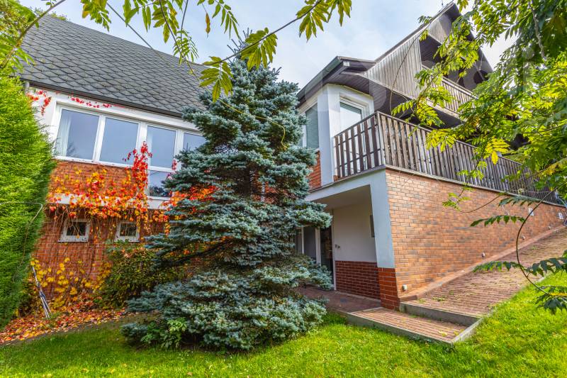Prodej výjimečného rodinného domu 6+1 v žádané lokalitě Zvole u Prahy, plocha 210 m2, zahrada 735 m2
