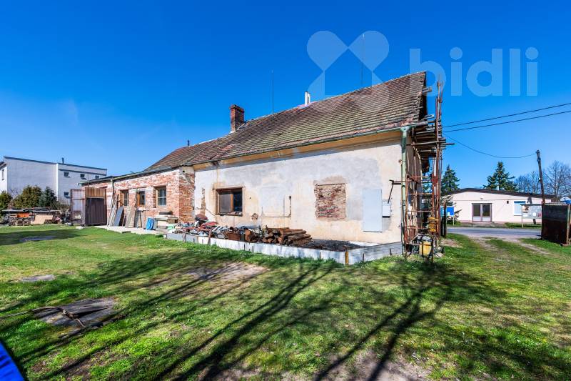 Prodej rodinného domu se zařízenou autodílnou - Zastávka u Přeštic