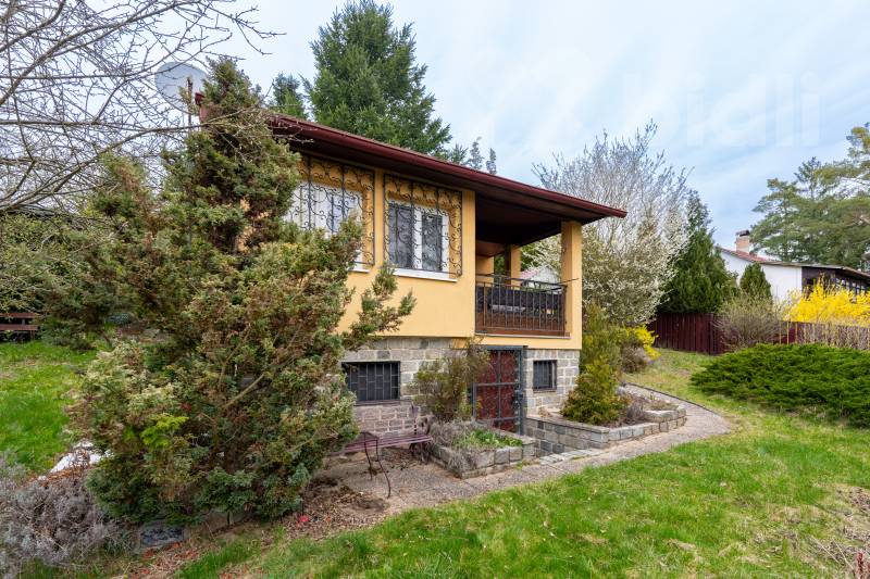 Prodej útulné rekreační chaty s parkovacím stáním a zahradním domkem, pozemek 471 m2