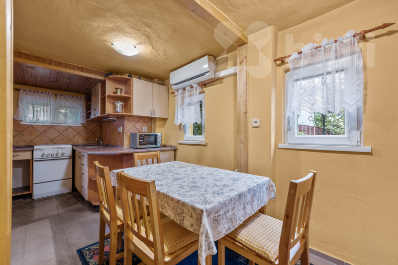 Prodej útulné rekreační chaty s parkovacím stáním a zahradním domkem, pozemek 471 m2