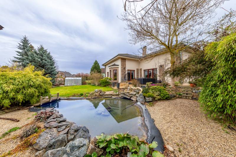 Prostorný rodinný dům 7+kk s velkou zahradou, garáží a romantickým jezírkem