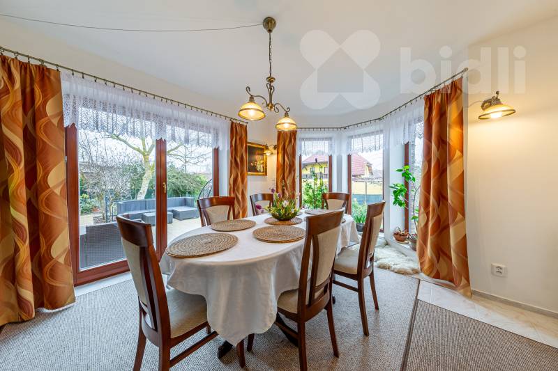 Prostorný rodinný dům 7+kk s velkou zahradou, garáží a romantickým jezírkem