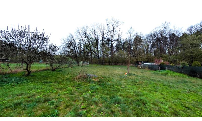 Vytvořte si rodinné víkendové útočiště - pozemek 750 m² v Pyšelích s možností stavby