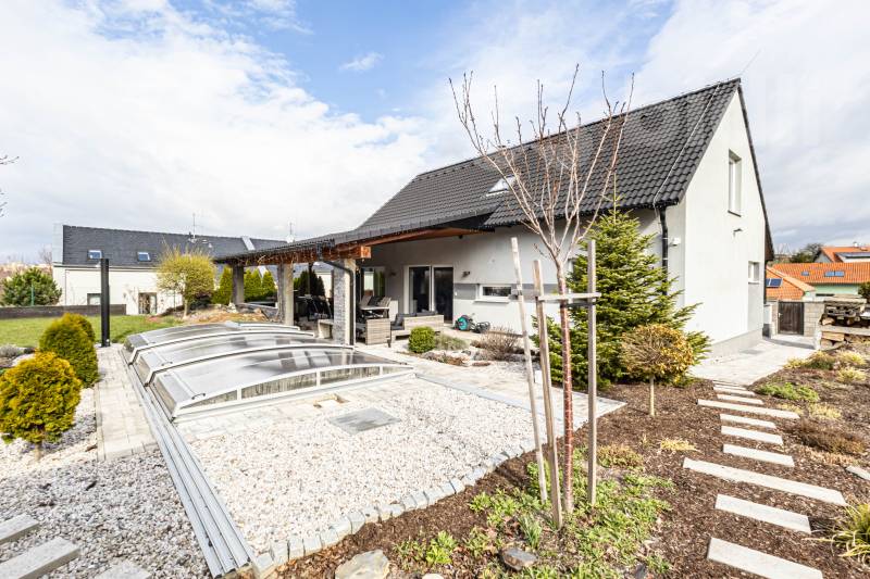 Prodej rodinného domu 4+kk + prostor pro podnikání, 320 m2, pozemek 981 m2, Stehelčeves, okr. Kladno