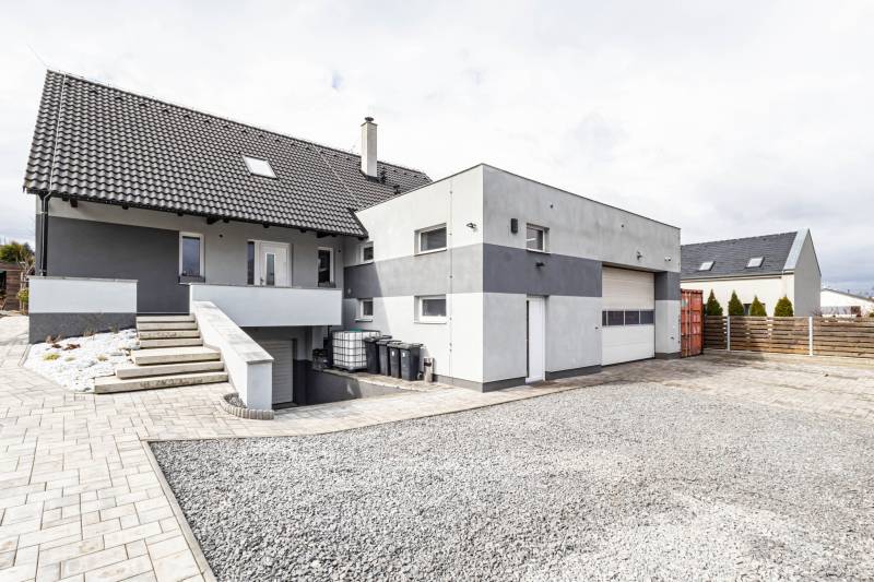 Prodej rodinného domu 4+kk + prostor pro podnikání, 320 m2, pozemek 981 m2, Stehelčeves, okr. Kladno