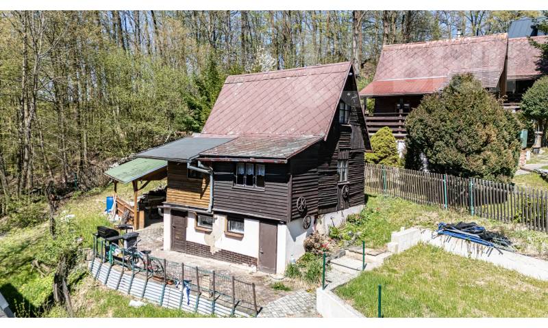 Chata u lesa s rybníčkem a garážovým stáním - Podlesí, Horní Police