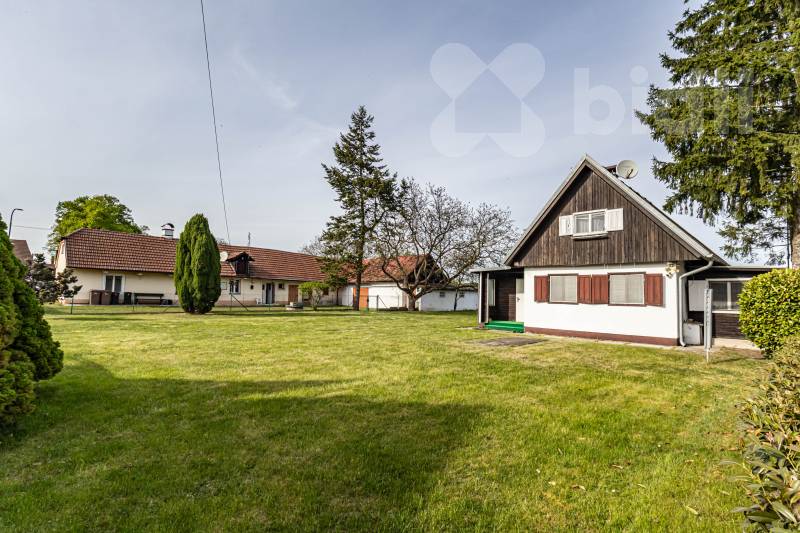 Chata 97 m² s velkým pozemkem 2 313 m², Dům 78 m² Straky